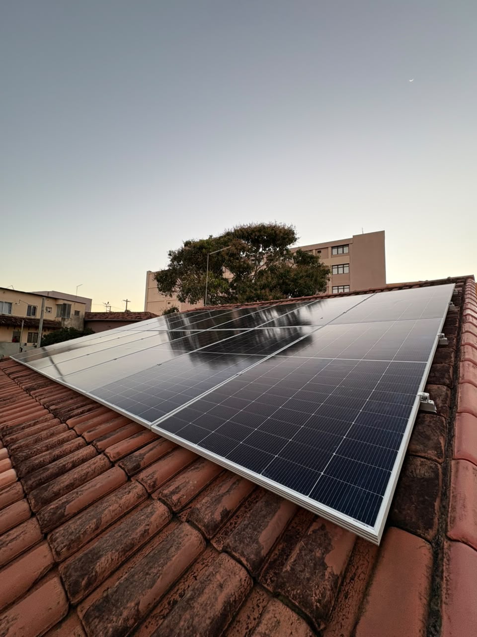 Instalação fotovoltaica executada pela equipe A.N.E em telhado cerâmico